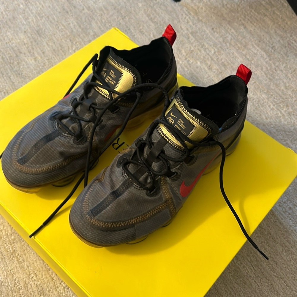 Woman’s Nike VaporMax SZ 11.5. Dk. Grey black & red w/ gold/black tongue.